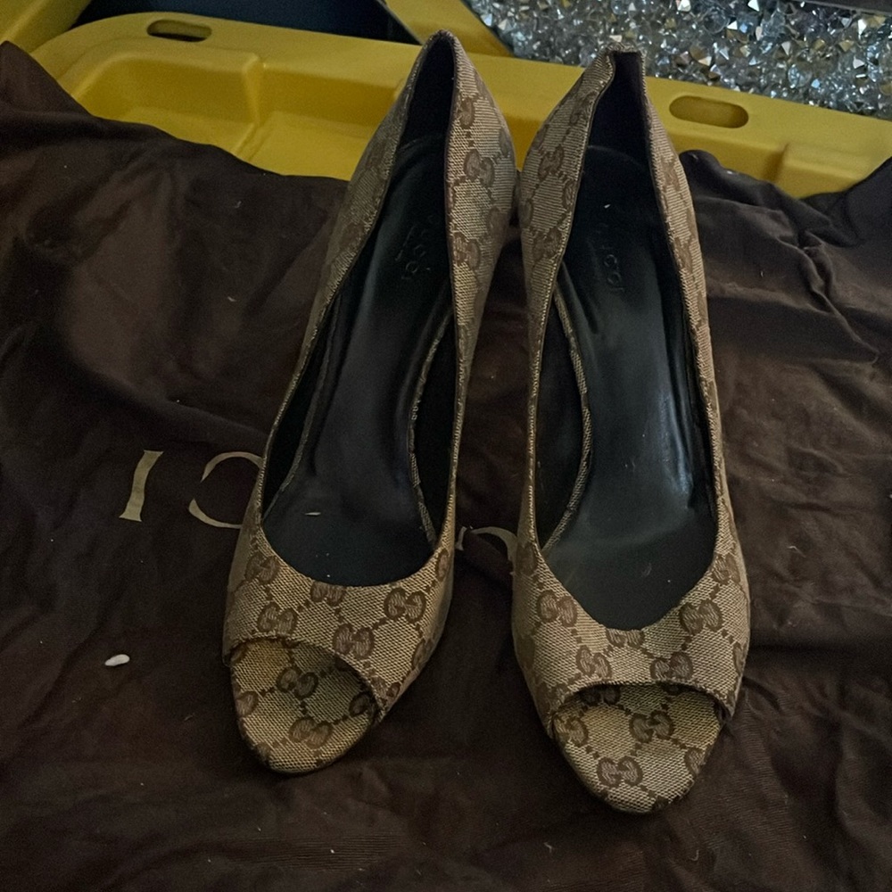 Gucci signature pumps